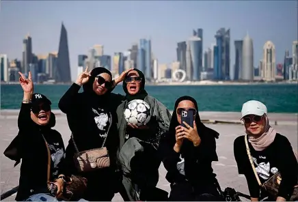  ?? ANNE-CHRISTINE POUJOULAT / AFP ?? Un grupo de mujeres de Indonesia se hace una fotografía en el ‘Corniche’ de Doha.