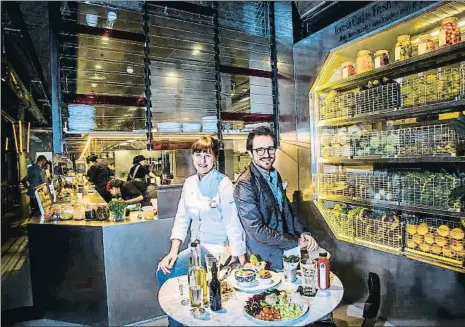  ?? LLIBERT TEIXIDÓ ?? Teresa Carles y su hijo Jordi Barri en el nuevo restaurant­e, inaugurado en el barrio barcelonés del Born