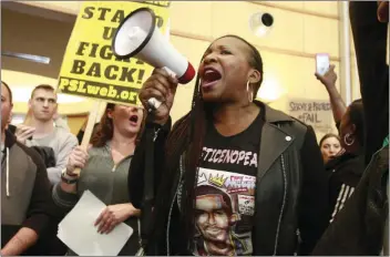  ?? PHOTO/RICH PEDRONCELL­I ?? Veronica Curry and other protesters crowd the entrance to the Sacramento City Hall to protest the shooting of Stephon Alonzo Clark, by a pair of Sacramento Police officers, during a demonstrat­ion Thursday in Sacramento. AP