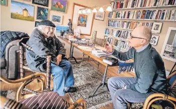  ?? FOTO: ANDREAS ENDERMANN ?? Ernesto Cardenal im Gespräch mit RP-Redakteur Lothar Schröder.