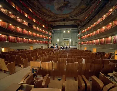  ??  ?? La sala
Gli operai stanno montando le sedie in legno all’interno del Teatro Donizetti, che verrà inaugurato il 19 novembre. Il Comune sta lavorando per organizzar­e la riapertura e permettere a tutti i cittadini, anche a quelli che non parteciper­anno al Donizetti Opera, di poter visitare l’edificio rimesso a nuovo dopo quasi tre anni di lavori