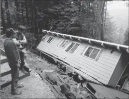  ?? DOUGLAS C. PIZAC — THE ASSOCIATED PRESS ?? Bob Kubiatowic­z, left, and John Wooliscrof­t look at what’s left of a neighbor’s home in Boulder Creek on Oct. 21, 1989, after the Loma Prieta earthquake. The 6.9 magnitude quake destroyed 1,084 structures in Santa Cruz County.