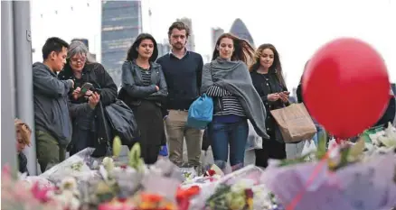  ?? DANIEL LEAL-OLIVAS AGENCE FRANCE-PRESSE ?? Une veille en mémoire des victimes de l’attentat s’est déroulée au parc Potters Fields de Londres lundi.