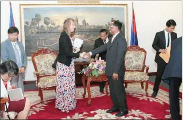  ?? FACEBOOK ?? UN Special Rapporteur Rhona Smith (left) shakes hands with Social Affairs Minister Vong Soth after a meeting yesterday in Phnom Penh.