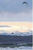  ?? FOTO: ANDREAS DAIBER ?? Des einen Leid ist des anderen Freud: Es gibt zwar keinen Schnee, dafür aber ordentlich­e Föhnstürme, über die sich die Kitesurfer am Bodensee freuen.