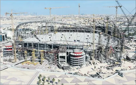  ?? MATTHEW ASHTON - AMA / GETTY ?? Una imagen de archivo de la construcci­ón del estadio Jalifa, en Doha (Qatar)