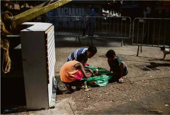  ?? Fotos Eduardo Anizelli/Folhapress ?? Crianças acampadas no largo do Paissandu, no centro de São Paulo, para onde foram os antigos moradores do Wilton Paes de Almeida