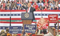  ??  ?? El presidente Donald Trump, durante un acto de campaña ayer en Estero, Florida.