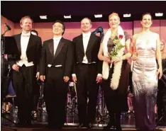  ??  ?? Solisten und Dirigent vom Schlussbei­fall umrauscht. Im Bild (von links): Tobias Neu mann, Sang Eun Shim, Dirigent Vasyl Zakopets, Susanne Grobholz und Susanne Pemmerl.