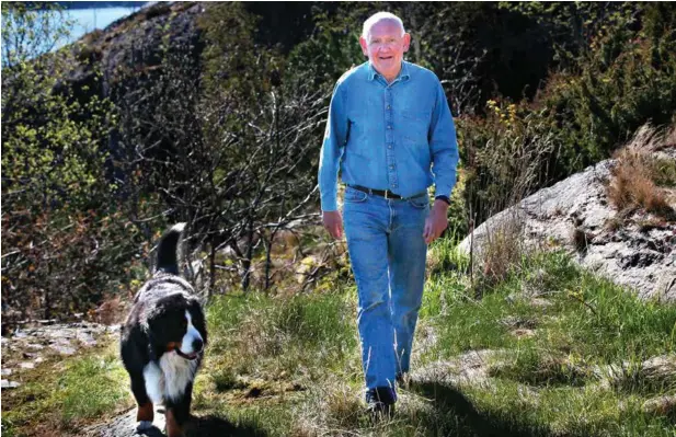  ?? FOTO: KJARTAN BJELLAND ?? Bare få dager etter behandling­en i Tyskland var Berge på sin daglige tur med hunden Gorm.