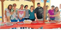  ?? ?? Madres y padres de alumnos del IES Alborán-Manuel Cáliz durante la preparació­n del almuerzo con el que se dio la bienvenida a los franceses.