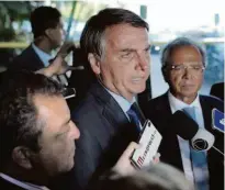  ?? André Coelho/folhapress ?? O presidente Jair Bolsonaro se irritou e interrompe­u entrevista após pergunta