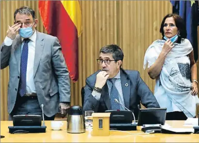  ?? KIKO HUESCA / EFE ?? Fin de los trabajos. El presidente de la comisión de reconstruc­ción, Patxi
López, con Enrique Fernando Santiago Romero y María Luz Martínez Seijo