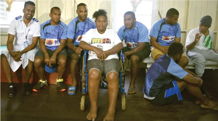  ?? Photo: Jone Luvenitoga ?? Fijian Drua players with spinal injury rehabilita­tion patients Ema Monica(middle), and Reverend Ulaiasi Vuli (far right) on August 24, 2017.