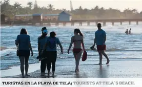  ??  ?? turistas En la PLAYA de tela/ tourists At tela´s BEACH.