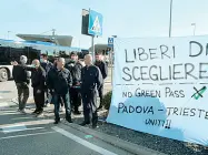  ?? ?? Lo slogan Alcuni sindacalis­ti di Busitalia con un cartello: «Liberi di scegliere. No green pass» ( Bergamasch­i)