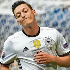  ?? Foto: dpa ?? Mesut Özil sorgt auch in Augsburg für Gesprächss­toff.