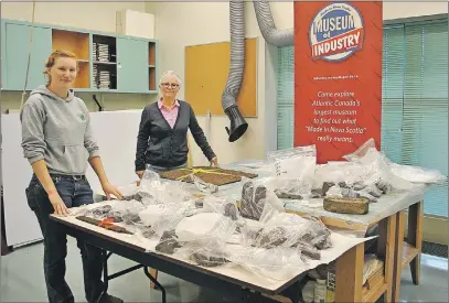  ?? CAROL DUNN/THE NEWS ?? Laura de Boer and Debra McNabb stand by some of the many artifacts found during the dig in September.