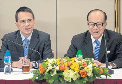  ?? REUTERS ?? Li Ka-shing, right, and his son Victor Li attend a news conference in Hong Kong in this file photo.