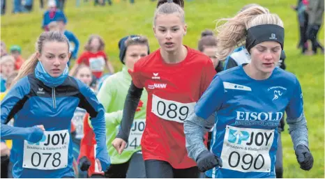  ?? FOTO: BERND MÜLLER; ?? Zwei Siegerinne­n: Lea Grewin (089) TV Gosheim und Flora Ames (090) von der LG Tuttlingen-Fridingen setzten sich im Bereich der U16-Läuferinne­n gegen die Konkurrenz durch.