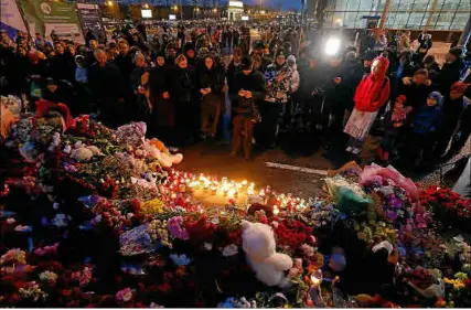  ?? Foto: REUTERS ?? Numerosas personas se congregaro­n en una vigilia por los fallecidos en el lugar del atentado.