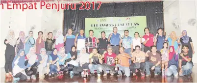  ??  ?? JUARA keseluruha­n Kejohanan Sukan Persahabat­an Empat Penjuru 2017 dimenangi kontinjen UMS Kampus Antarabang­sa Labuan.