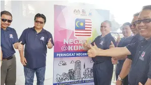  ??  ?? PAIRIN dan tetamu lain menunjukka­n tanda bagus selepas melancarka­n Program Negaraku@Komuniti peringkat negeri Sabah di Keningau pada Sabtu. Turut kelihatan dari kanan: Raime, Yusop, Sukari, Ellron dan Ahmad.