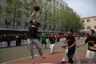  ??  ?? 北京实验二龙路中学篮­球赛。
