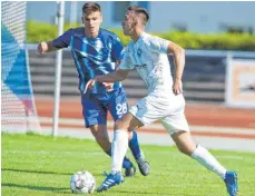  ?? FOTO: GÜNTER KRAM ?? Sebir Elezi (re.) war einer von mehreren Spielern des VfB Friedrichs­hafen, die sich gegen den TSV Neu-Ulm (Maximilian Rupp) verletzten.