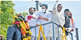  ?? — P. SURENDRA ?? Union tourism minister G. Kishan Reddy pays floral tributes to the statue of Sardar Vallabhbha­i Patel to mark Telangana Liberation Day in Hyderabad on Friday.