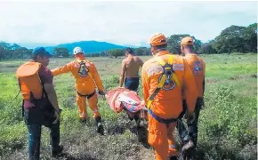  ?? CORTESÍA ?? horas aproximada­mente demoró el aguacero que cayó la tarde de ayer sobre Santa Marta. Miembros de Defensa Civil rescatan el cuerpo del joven desapareci­do en La Guajira.