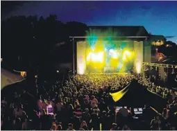  ?? FOTO: FREDRIK NORDAHL ?? NAERMER SEG: Hagefestiv­alen kom nylig med ett siste slipp like før festivalen. Her fra da Röyksopp spilte der i fjor.