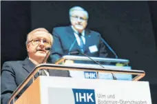  ?? ARCHIVFOTO: FELIX KÄSTLE ?? Heinrich Grieshaber hält beim Neujahrsem­pfang der IHK in Ulm im Jahr 2012 eine Rede.
