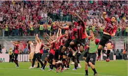  ?? AP ?? Prima dello scudetto Il Milan fa festa a San Siro dopo il 2-0 all’Atalanta, il 15 maggio: l’ultimo successo casalingo prima dello scudetto, conquistat­o a Reggio Emilia