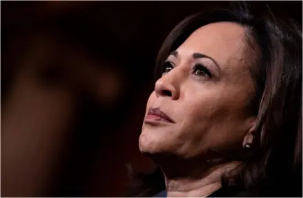  ?? AFP ?? La senadora Kamala Harris escucha durante una conferenci­a de prensa -el 31 de enero del 2020- sobre el juicio de destitució­n contra el presidente Donald Trump.