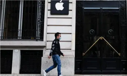  ??  ?? The Apple store in Paris, which is currently closed due to the coronaviru­s crisis. Photograph:Ian Langsdon/EPA