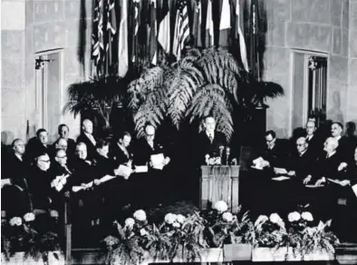  ?? EL PERIÓDICO ?? Acto de constituci­ón de la OTAN, con los miembros fundaciona­les, en Washington (EEUU) en 1949.