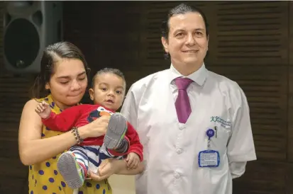 ?? FOTO ?? Después de la intervenci­ón el 22 de agosto, Andry y su hijo no se han complicado lo que, para el cirujano de hígado, Sergio Hoyos (derecha), el trasplante hasta hoy es un éxito.