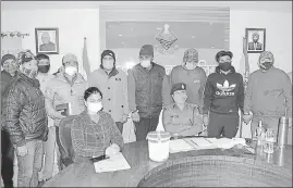  ?? HT PHOTO ?? Uttarakhan­d police with the four people arrested from Udham Singh Nagar district.