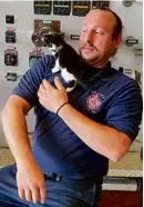  ?? RAYNHAM FIRE DEPARTMENT ?? Storm the kitten makes himself at home on the shoulder of Raynham Firefighte­r Dom Kuran.