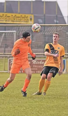  ?? RP-FOTO: VAN OFFERN ?? Andre Trienenjos­t (r.) - hier im Duell mit dem Buchholzer Torhüter Timo Mohr - erzielte gestern seinen ersten Saisontref­fer für die Bullen.