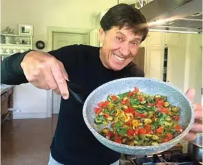  ?? ?? UNA SANA SPADELLATA
Verdure in padella antiaderen­te con particelle minerali e senza Pfas per Gianni Morandi, 79.
