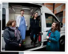 ?? FOTO: PEKKA PÄÄKKÖ ?? Enhetschef­en Maria Immala, sjuksköter­skorna Mimmi Deinum och Vicky Tersmeden, samt Sandra Ivanovic Rubin (MP).
