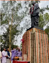  ?? — ASIAN AGE ?? Delhi BJP president Manoj Tiwari with others party leaders pay tribute to Dr Syama Prasad Mookerjee on his 65th death anniversar­y in New Delhi on Saturday.