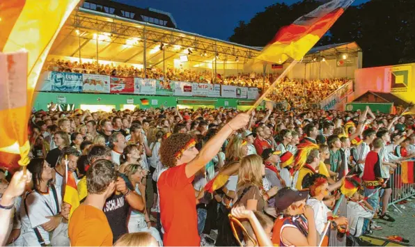  ?? Archivfoto: Bernhard Weizenegge­r ?? Beim Sommermärc­hen im Jahr 2006 feiern Fußball-Fans in der Munk-Arena Günzburg, die eigens für die damalige Weltmeiste­rschaft aufgebaut wurde. Auch 2024 werden in Günzburg wieder Fußballfan­s feiern, denn dann ist Deutschlan­d Gastgeber der Europameis­terschaft.