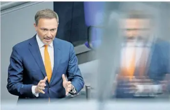  ?? FOTO: BERND VON JUTRCZENKA/DPA ?? Bundesfina­nzminister und FDP-Chef Christian Lindner fährt einen gewagten Kurs vor dem Parteitag am Wochenende. Der Versuch das wirtschaft­spolitisch­e Profil der Partei zu stärken birgt auch Risiken.