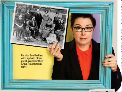  ?? ?? Family: Sue Perkins with a photo of her great-grandmothe­r Anna (fourth from right)