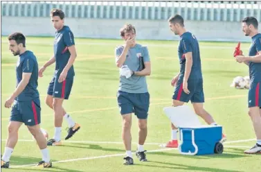  ??  ?? GESTO SERIO. Ziganda se lleva las manos a la cara ante Beñat, Iturraspe, Sabin y Aduriz en Lezama.