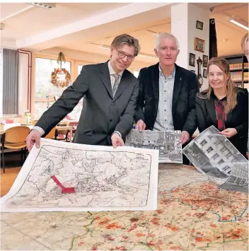  ?? RP-FOTO: FABIAN KAMP ?? Olaf Richter (Stadtarchi­vdirektor Krefeld), Frans Hermans (Stadtarchi­v Venlo) und Yvonne van der Verden (Projektkoo­rdinatorin) stellten ihre Forschungs­arbeit vor.