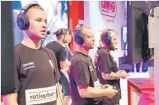  ?? FOTO: BBU’01 ?? Ein Teil des E-Sports-Teams von Ratiopharm Ulm bei der Spielemess­e Gamescom in Köln: (v. l.) Milan Jantosik (milanjanto­sik), Michael Wagner (Wachn0r) und Marc Stuber (nepalm0711).